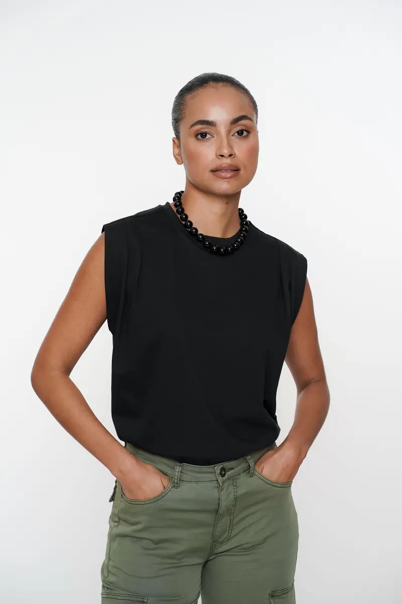 Geisha | T-shirt pleads at shoulder