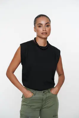 Geisha | T-shirt pleads at shoulder