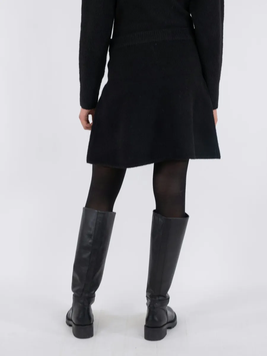 Neo Noir | Gisa knit skirt