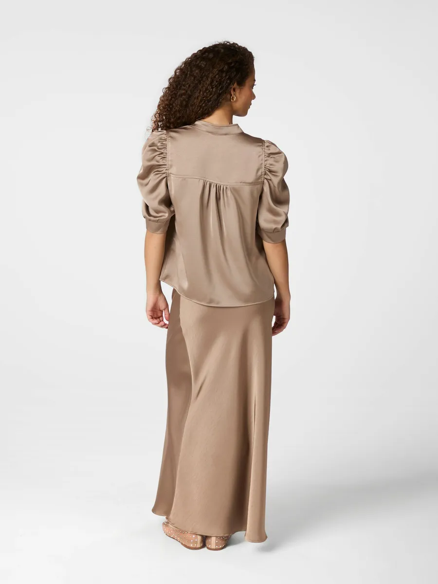Neo Noir | Roella heavy sateen blouse